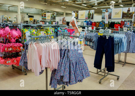 Zeigt der Kleidung in einem matalan Store in Dumfries, Schottland Stockfoto