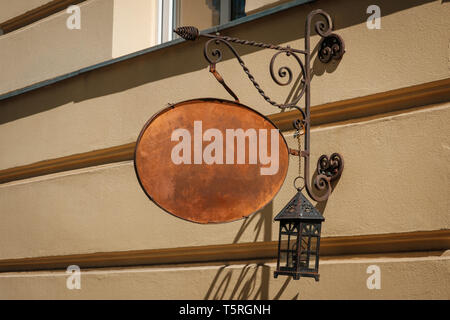 Reich verzierten Metall zeichen Mock-up für Store Name auf Fassade außen Stockfoto