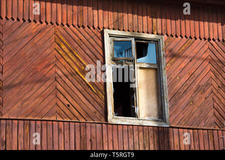 Fenster eines verlassenen Holz- Haus, eine alte verwitterte Fenster auf einem verlassenen Gebäude. Stockfoto