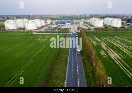 Luftaufnahme auf Raffinerien Öl große Tanks und Bahnhof Transfer Station. Stockfoto