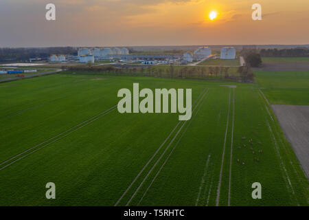 Luftaufnahme auf Raffinerien Öl große Tanks und Bahnhof Transfer Station. Stockfoto