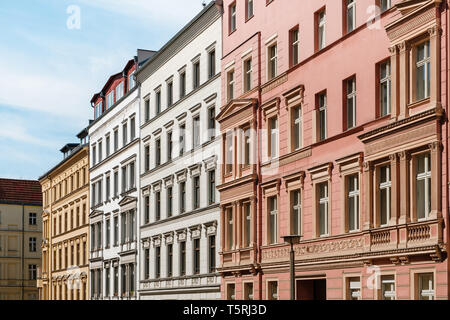 Blick auf die Straße von alten, renovierten Gebäude, buntes Haus Fassade, Berlin - Stockfoto