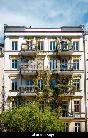 Hausfassade mit bewachsenen Balkon, Gebäude Exterieur - Stockfoto