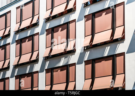 Sun Jalousien an Fassade, moderne Sonnenschirme / Markisen Stockfoto