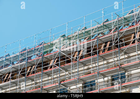 Gerüst am Haus Fassade, Gebäude im Bau Stockfoto