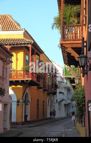 Bunt bemalten Geschäften mit Holzbalkonen im historischen Zentrum von Cartagena in Kolumbien Stockfoto