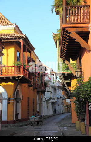 Bunt bemalten Geschäften mit Holzbalkonen im historischen Zentrum von Cartagena in Kolumbien Stockfoto