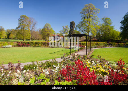 Die Chad Varah Memorial Garden in Baysgarth Park im Frühling. Barton-upon-Humber, North Lincolnshire, Großbritannien. 26. April 2019. Stockfoto