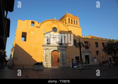 Kirche St. Domingo auf der Plaza de Santo Domingo, in 1579 gebaut, im historischen Zentrum von Cartagena in Kolumbien Stockfoto