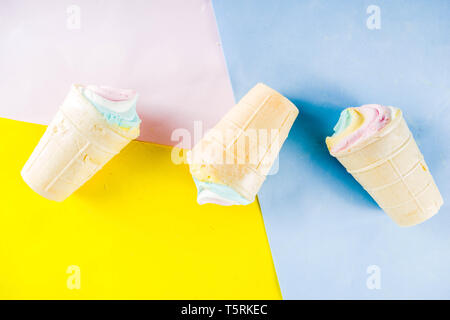 Mehrfarbige pastell Einhorn rainbow Speiseeis. Drei bunte Eis Waffeln auf einem hellen Hintergrund Kopie Raum Stockfoto