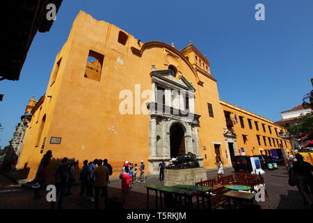 Kirche St. Domingo auf der Plaza de Santo Domingo, in 1579 gebaut, im historischen Zentrum von Cartagena in Kolumbien Stockfoto