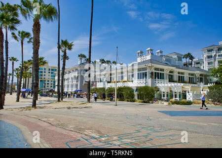 LOS ANGELES, USA - 20. MAI 2018: Santa Monica Strand bei Sonnenuntergang. Am Strand von Santa Monica an einem warmen sonnigen Tag in Los Angeles Stockfoto