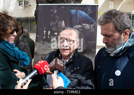 Madrid, Spanien. 26. April 2019. Eufemio Garcia Alvarez (C) im Gespräch mit den Medien über die Stolpersteine in Madrid installiert. Stockfoto
