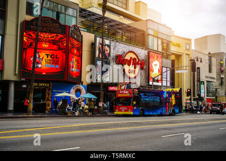 LOS ANGELES, USA - 21. MAI 2018: Doppeldecker auf dem Hollywood Boulevard, Hard Rock Cafe Gebäude Stockfoto