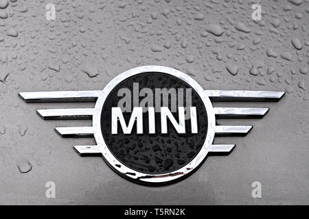 Galicien, Spanien - 26 April 2019: Mini Cooper auto Logo auf einem Gran Mini Cooper Auto mit Regentropfen Stockfoto