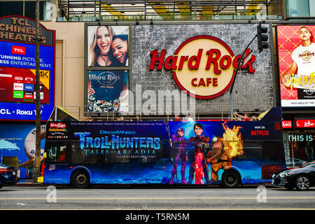 LOS ANGELES, USA - 21. MAI 2018: Stadt Straße Verkehr und Hard Rock Cafe Stockfoto