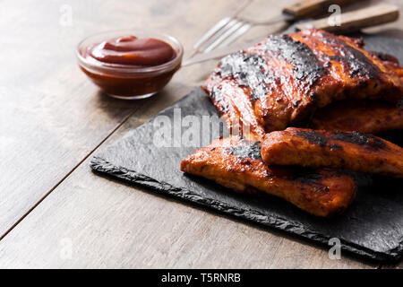 Gegrillte barbecue Rippen auf hölzernen Tisch Stockfoto