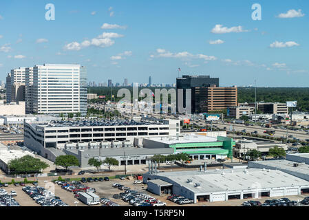 Luftaufnahme von Bürogebäuden und Besetzt I-10 Verkehr im westlichen Teil von Houston, Texas, USA. Stockfoto