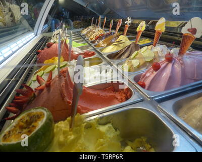Verschiedene Arten von Eis auf der Anzeige außerhalb des Shops bei Playa del Carmen, Mexiko Stockfoto