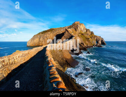 Marine von Gaztelugatxe im Baskenland an einem sonnigen Tag Stockfoto