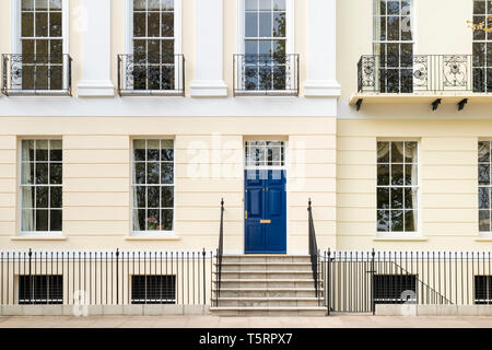 Blaue Türen und schmiedeeiserne Balkone aus Schmiedeeisen auf der Terrasse des georgischen Häuser Imperial Square Cheltenham Spa Gloucestershire England GB UK Europa Stockfoto