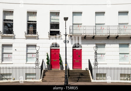 Zwei rote Türen auf der Terrasse des georgischen Häuser auf den Royal Crescent Cheltenham Spa Gloucestershire England GB UK EU Europa Stockfoto