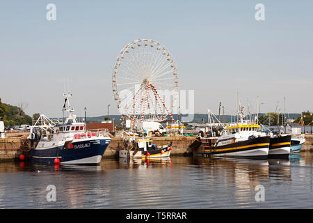 Marine Szene, Fischerboote angedockt, ufermauer, großen Riesenrad jenseits, Amusement, Europa, Normandie, Honfleur, Frankreich, Sommer, horizontal Stockfoto