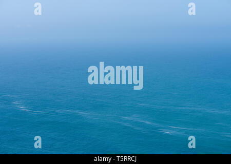 Luftaufnahme der Ruhe unendlichen Meer und blauer Himmel Hintergrund Stockfoto