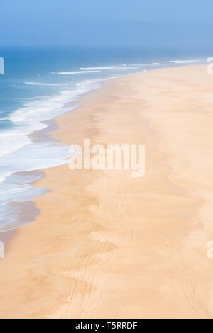 Breite leer sandy Ocean Beach Birds Eye View Stockfoto