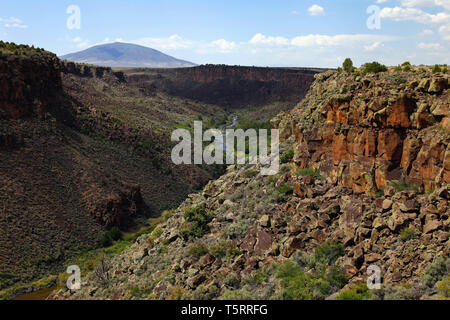 Der Rio Grande Fluss fließt durch die Schluchten des Rio Grande del Norte National Monument im Norden von New Mexico. (Foto von Matt Mai/Alamy) Stockfoto