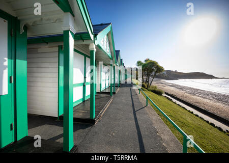 Umkleidekabinen am Strand entlang der Küste von Langland Bay, Langland, Mumbles, Halbinsel Gower, Swansea, West Glamorgan, Wales, Vereinigtes Königreich, Europa Stockfoto