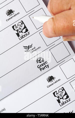 Wahlschein Form slip Parteien mit Boxen für Kommunalwahlen in Großbritannien - das Kreuz in der Box Stockfoto