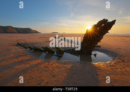 Wrack der Helvetia auf Rhossili Strand bei Sonnenuntergang, Rhossili, Gower Halbinsel, Swansea, West Glamorgan, Wales, Vereinigtes Königreich, Europa Stockfoto