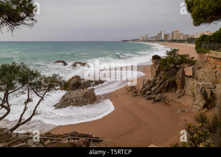 Strände der katalanischen Bevölkerung Platja d'Aro, schöne Strände mit türkisfarbenem Wasser. Castell-Platja d'Aro ist eine Gemeinde in der Mitte des C Stockfoto