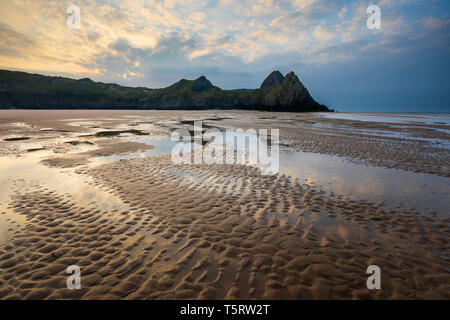 Three Cliffs Bay bei Sonnenaufgang mit Ebbe, Gower Halbinsel, Swansea, West Glamorgan, Wales, Vereinigtes Königreich, Europa Stockfoto