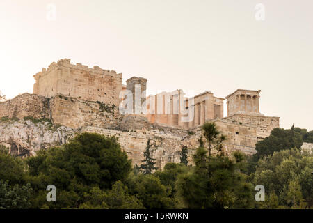 Athen, Griechenland. Die Propyläen, die monumentale Gateway, die als Eingang zur Akropolis in Athen dient Stockfoto