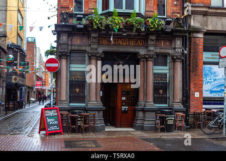 Dublin, Irland - März 2019. Die berühmte Dubliner Pubs am Vorabend des St. Patrick's Day in Dublin Stockfoto