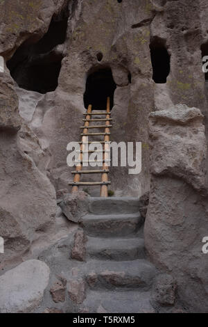 Cliff Dwellings im Bandelier National Monument aus Sandstein Felsen Höhlen. Stockfoto