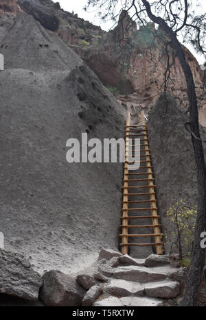 Langen Leiter bis in die geschützten Felsen Kavernen der alten Menschen. Stockfoto