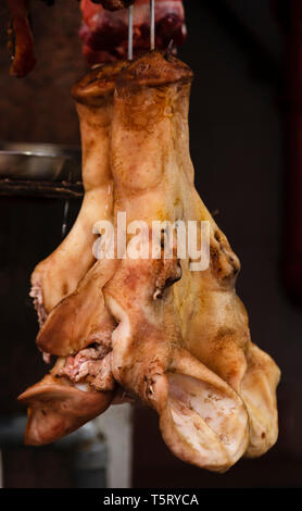 Schweine Kopf auf einem Metzger in Bowrington Road, Wan Chai, Hong Kong Abschaltdruck Stockfoto
