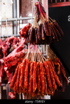 Würstchen auflegen auf einem Metzger in Bowrington Road, Wan Chai, Hong Kong Abschaltdruck Stockfoto