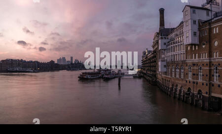 Früh Morgens den Sonnenaufgang in der Nähe der Tower Bridge in London mit Flussblick und Boote an der Themse. Stockfoto