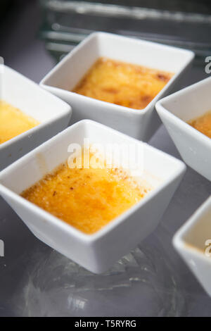 Crème brûlée Dessert für Gäste an einem celebarion Stockfoto