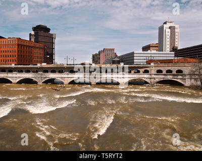 Rochester, New York, USA. April 25, 2019. Blick von der Court Street Bridge mit Blick auf den Genesee River und Downtown Rochester, New York in den späten aft Stockfoto