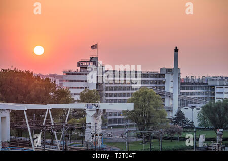 Rotterdam, Niederlande, 21. April 2019: Die Eisenbahnbrücke über den Fluss Schie und die Unseco Weltkulturerbe Van Nelle Fabrik bei Sonnenuntergang Stockfoto