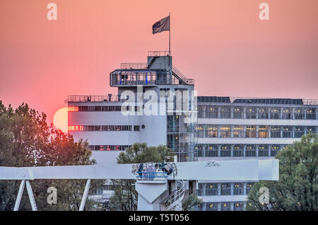 Rotterdam, Niederlande, 21. April 2019: Die Sonne hinter der Welt erbe Van Nelle Fabrik Stockfoto