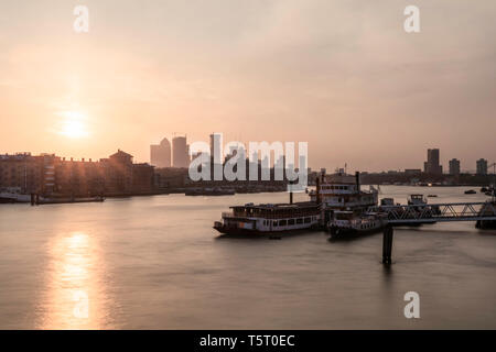 Früh Morgens den Sonnenaufgang in der Nähe der Tower Bridge in London mit Flussblick und Boote an der Themse. Stockfoto