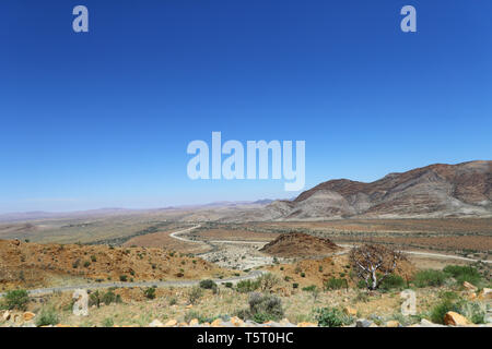 Ein Blick vom Spreetshoogte Pass in Zentralnamibien, der die Namib Wüste mit dem Khomas Hochland verbindet, indem er das große Escarpment durchquert. Stockfoto