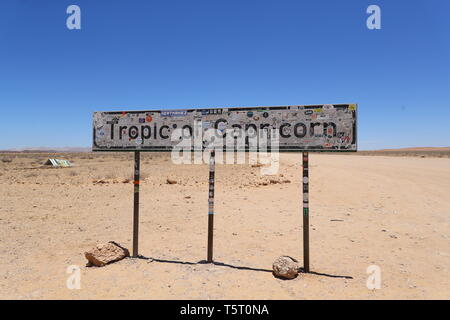 Der Tropic of Capricorn Breitengrad Linie und Schild entlang einer Schotterstraße in Namibia, Afrika. Stockfoto