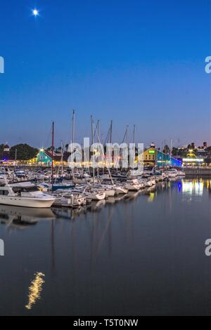 Moonlight über Shoreline Village Harbour in Long Beach, Kalifornien Stockfoto